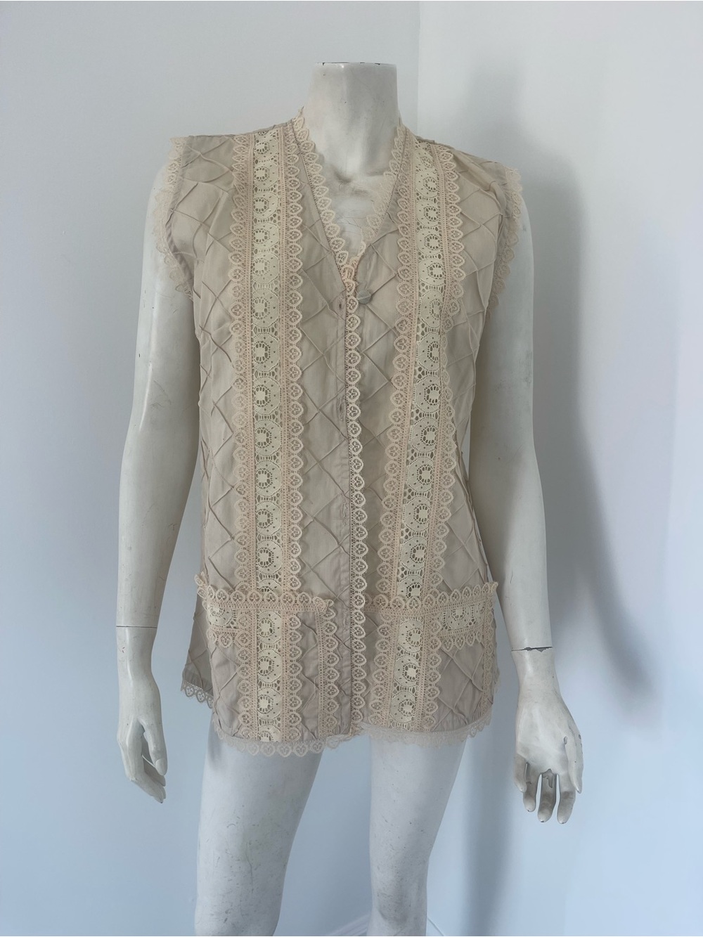 VINTAGE Delicate Lace-Trim Sleeveless Top in Cream